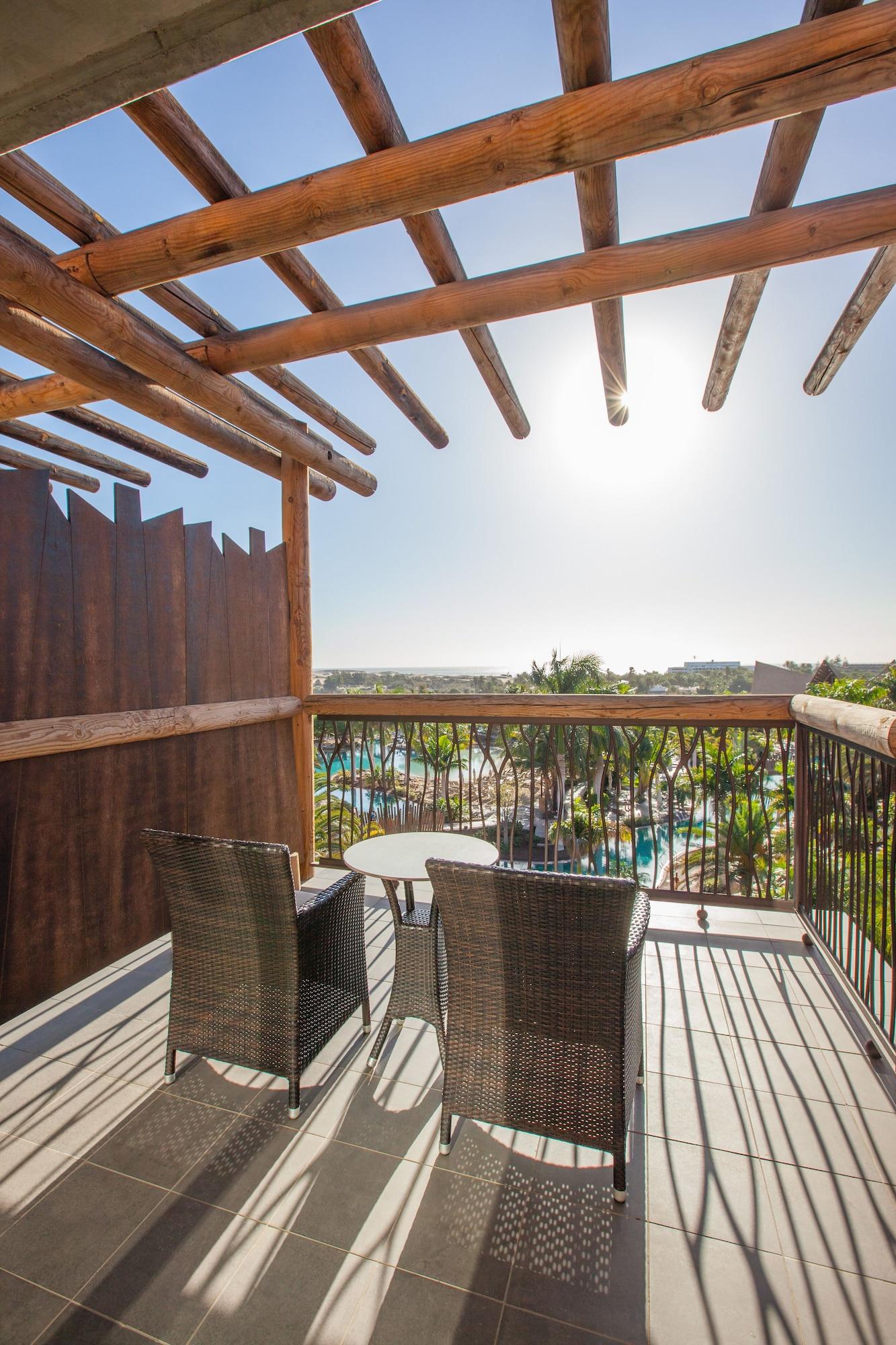 Lopesan Baobab Resort Meloneras Esterno foto Balcony of a hotel room