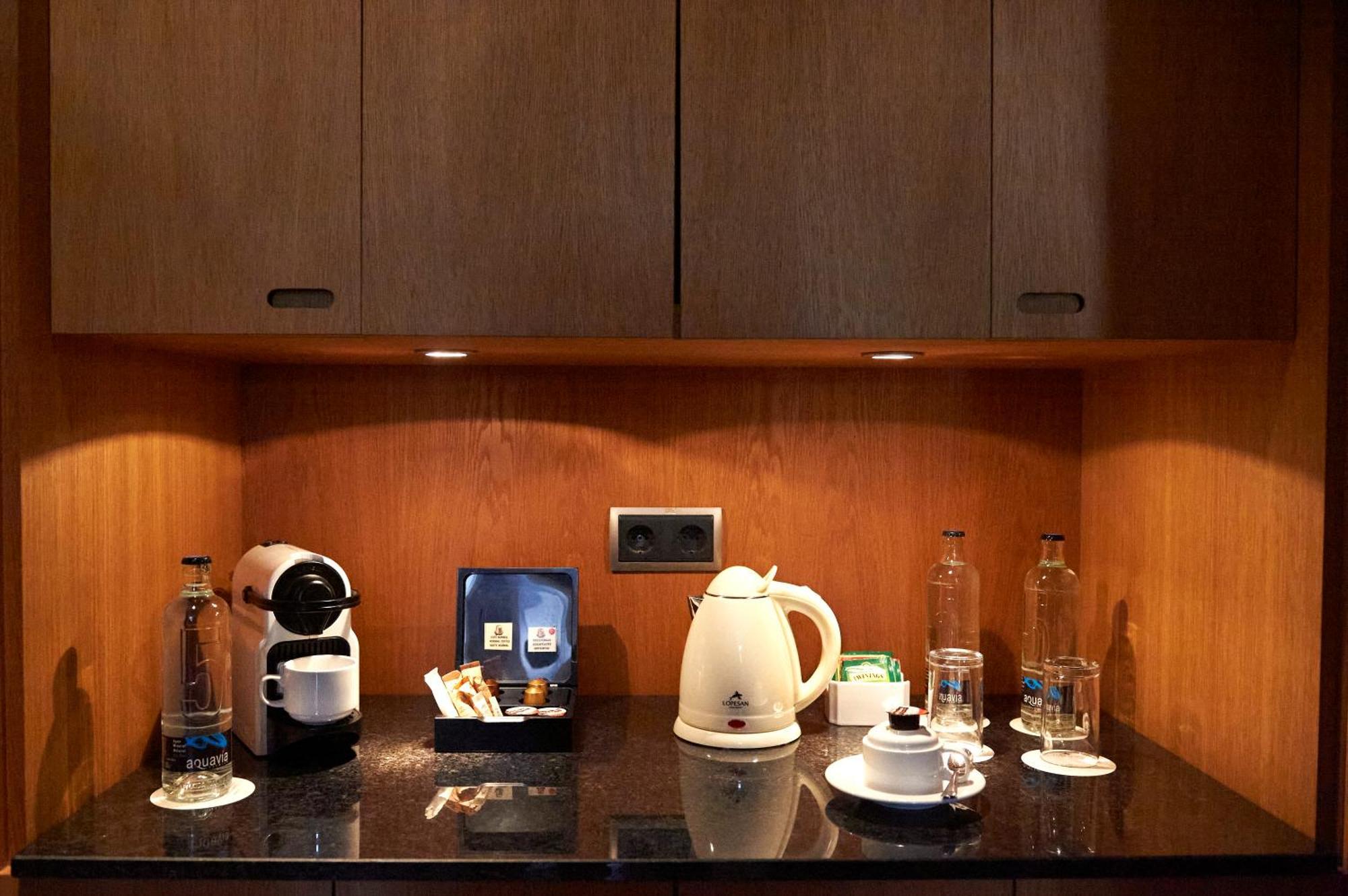 Lopesan Baobab Resort Meloneras Camera foto A Nespresso machine in a hotel room