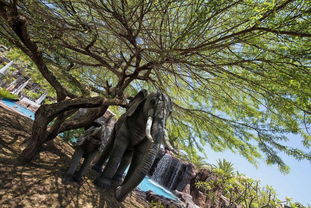 Lopesan Baobab Resort Meloneras Esterno foto The elephant statue at the entrance of the park