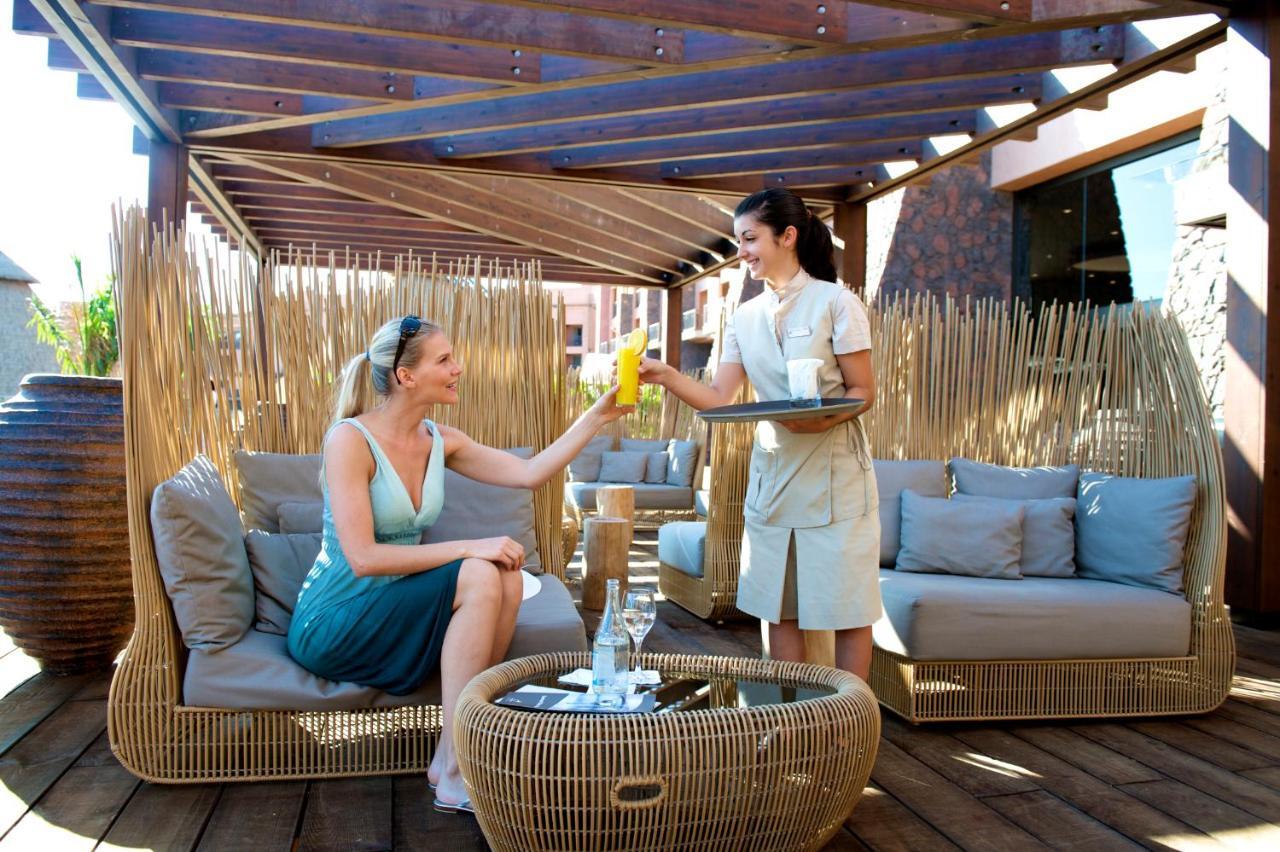 Lopesan Baobab Resort Meloneras Esterno foto A guest being served at the hotel